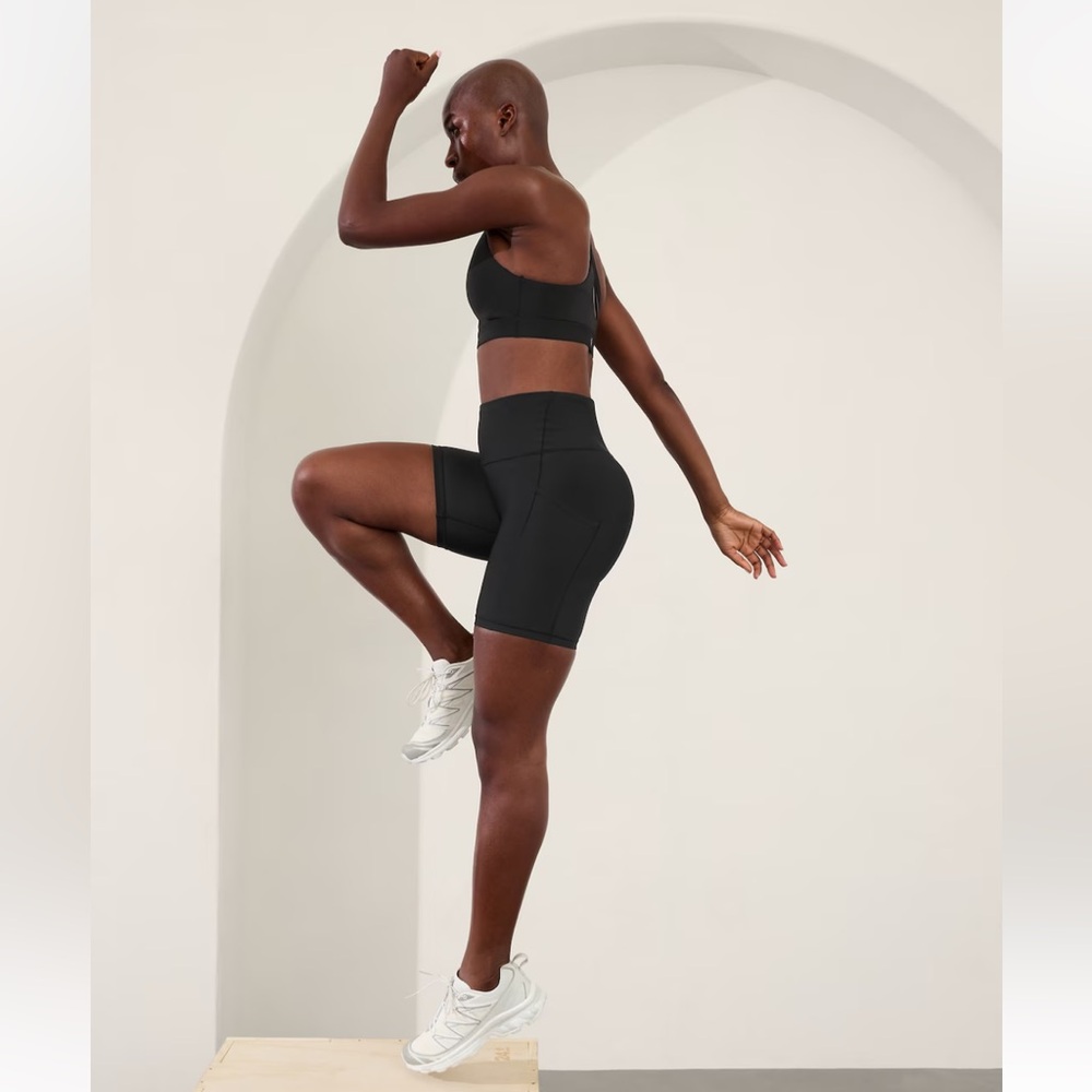 Athleta Interval Stash High Rise 7’ Shorts black size small